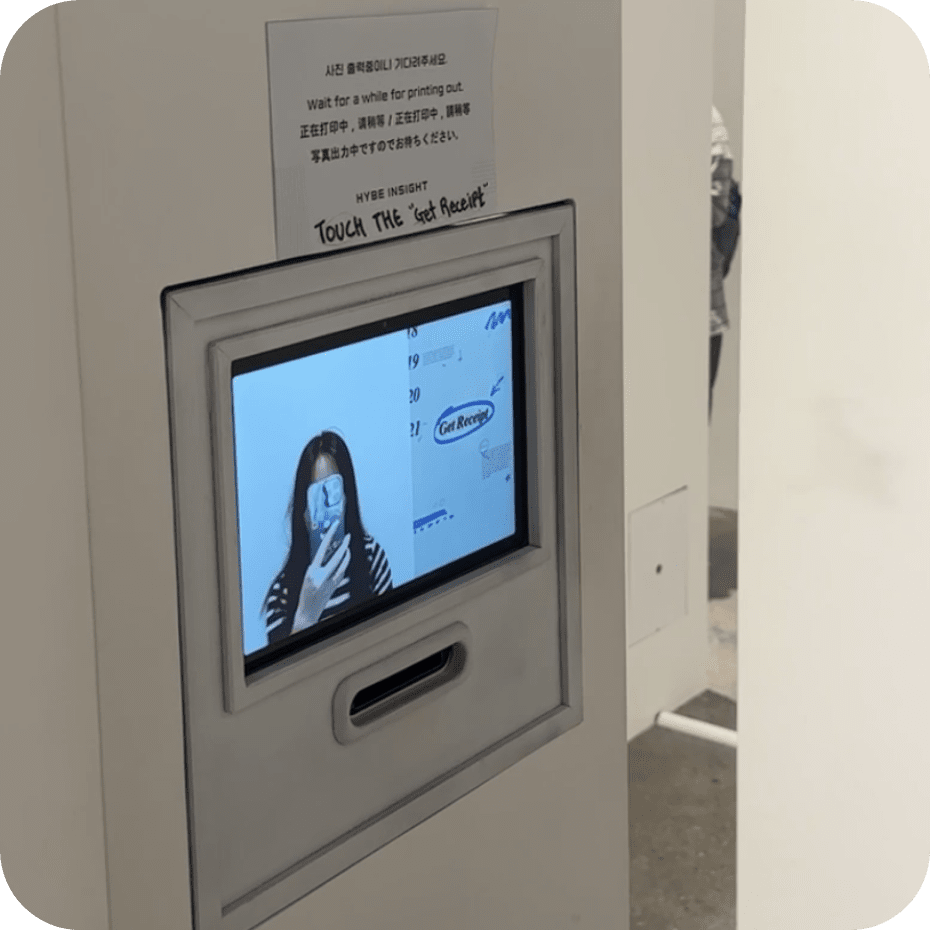レシート写真機 kiosk installed at the HYBE INSIGHT exhibition