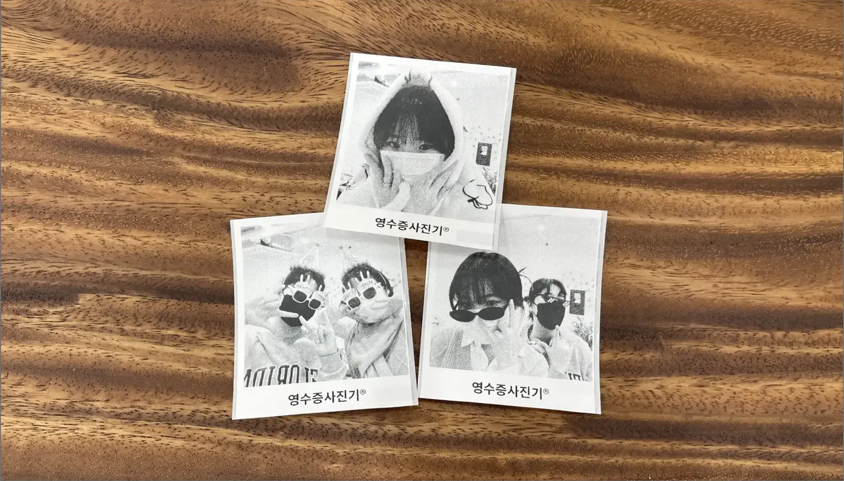나무 테이블 위 선글라스 쓴 인물 영수증사진 3장