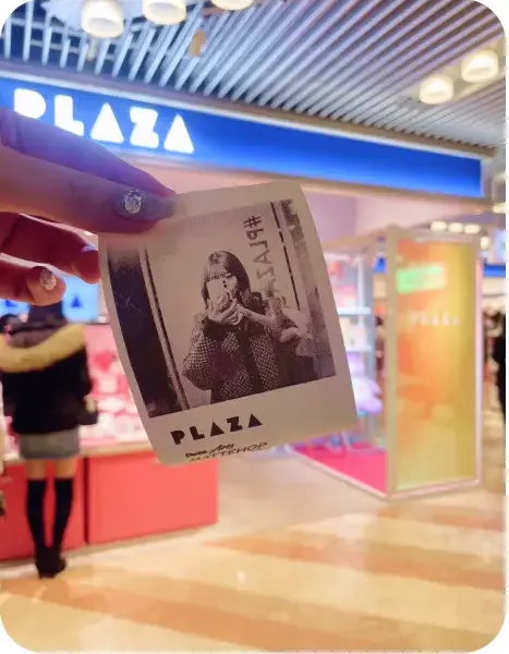 "PLAZA" 매장 앞에서 손에 들고 있는 셀카 영수증사진