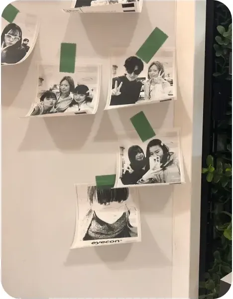 벽에 초록 테이프로 붙인 인물 영수증사진 여러 장, eyecon 브랜드 태그