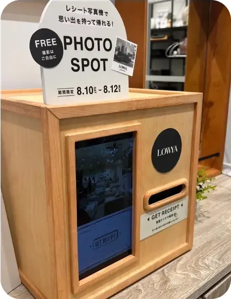 "PHOTO SPOT" 안내문과 LOWYA 브랜드 원목 영수증사진기, 영수증사진 예시